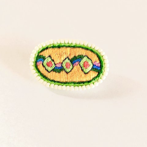 手刺繍ブローチ