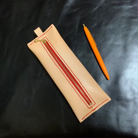 赤いステッチのヌメ革のペンケース