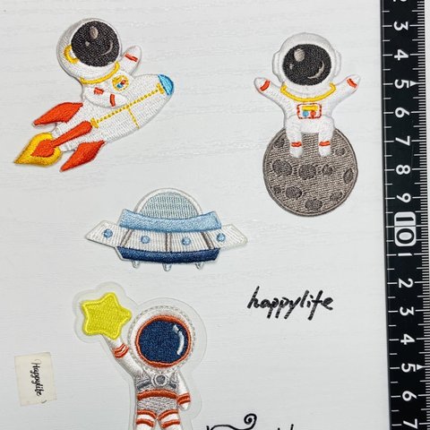 4枚入宇宙　シリーズ　宇宙船　宇宙士　刺繍アイロンワッペンシールタイプ