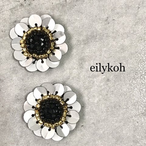 M53 シルバースパンコールのひまわりのカボション　ビーズ刺繍　　花パーツ