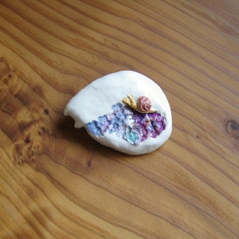  *紫陽花にカタツムリ・猫ブローチ*　シンプル　石塑粘土　ネコ　アジサイ　ナチュラル　