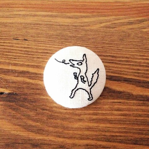 刺繍ボタンブローチ　「藁の家を吹き飛ばすオオカミ」