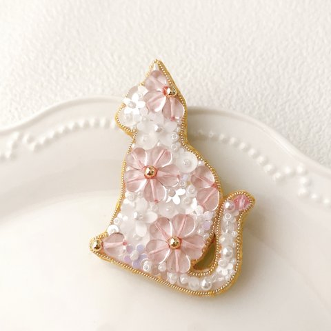 桜咲く猫 ビーズ刺繍 ブローチ/キーホルダー/バッグチャーム