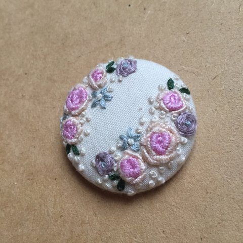 花刺繍のくるみボタン ピンクローズ ブローチorヘアゴム 