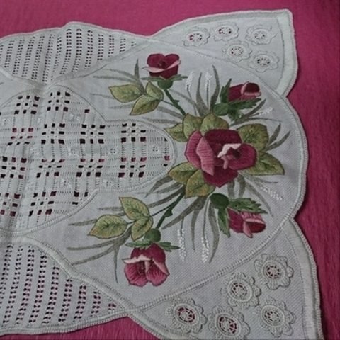 フランス刺繍テーブルセンター