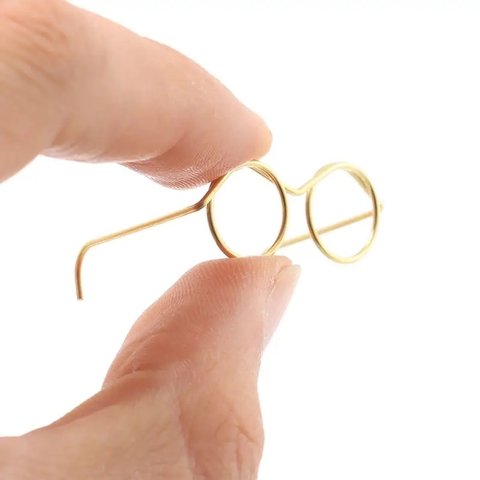 人形用　小さな　メガネ　デコ　ドール（幅3.3cm 眼鏡 のツル約2.2cｍ）