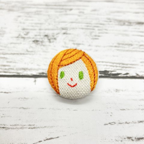 横わけの女の子の刺繍のブローチ