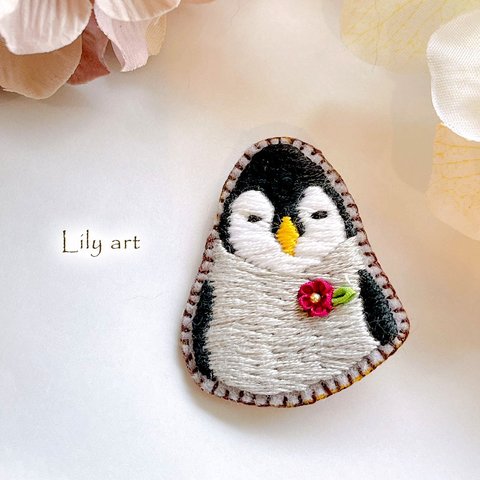 手刺繍のほっこりペンギンブローチ