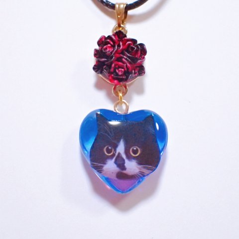 薔薇と猫のネックレス レジン ねこ ハート ローズ 赤 黒 青 紫