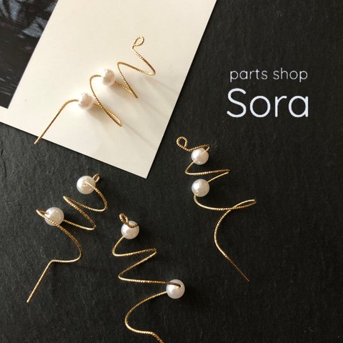 【SALE】［4pcs］パールとワイヤーの螺旋チャーム　ハンドメイド＊アクセサリーパーツ＊素材