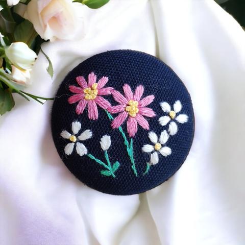 コスモス と 白い花 刺繍 ブローチ