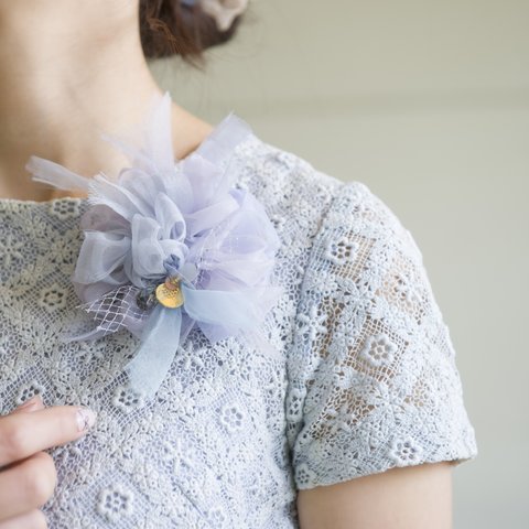 Blue やさしく彩る咲き編みコサージュ