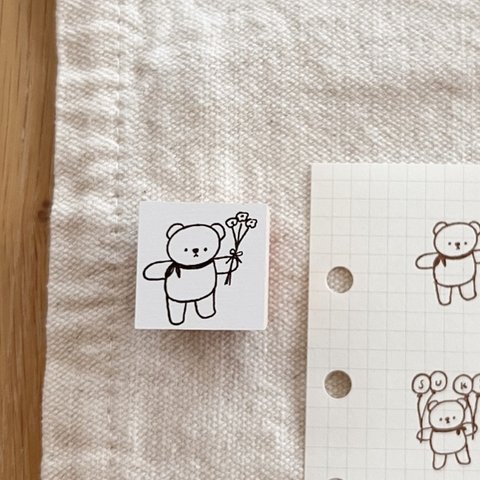 new【2×2cm】お花を持っているくまちゃんはんこ