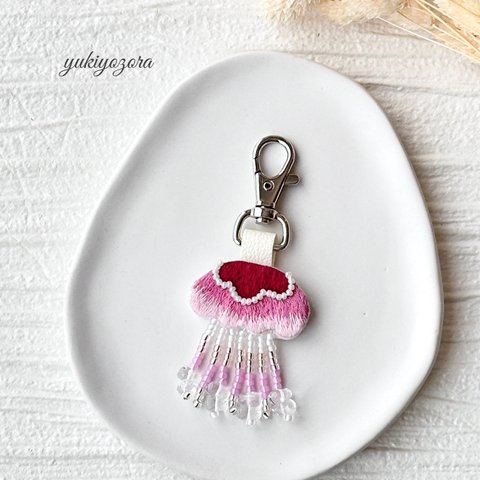 いちごクラゲちゃん刺繍キーホルダーナスカンタイプ