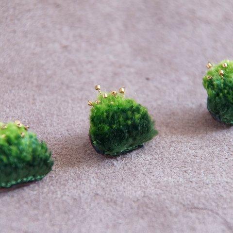 苔の刺繍ブローチ　ピンバッジタイプ