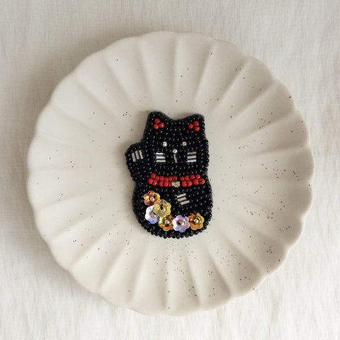 黒い招き猫のビーズ刺繍ブローチ