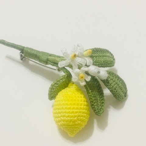 レース糸編み　レモンのブローチ