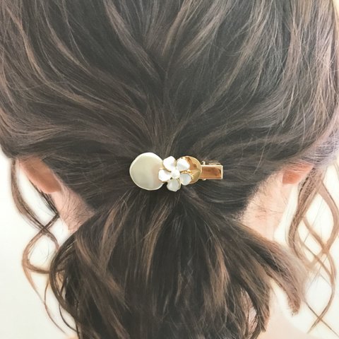 小さなヘアクリップ✨ホワイトフラワーとパールビーズ