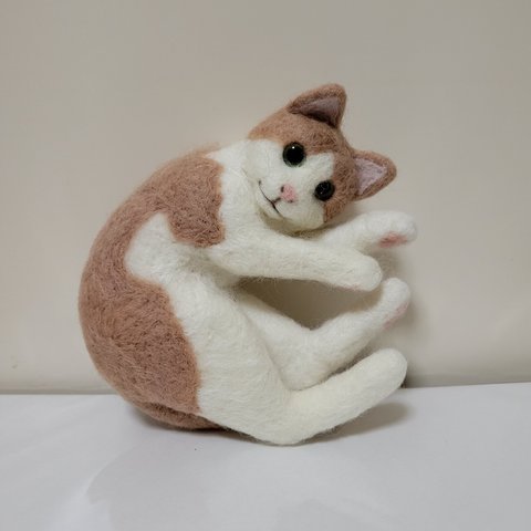 羊毛フェルト  白茶猫ちゃん(ごろん)