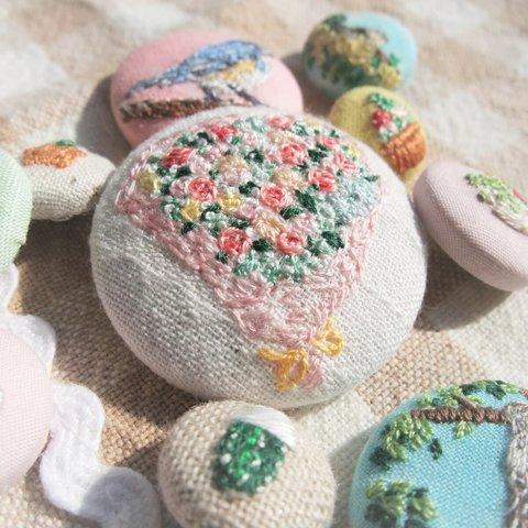 誕生日に母にプレゼントした花束の刺繍くるみボタン