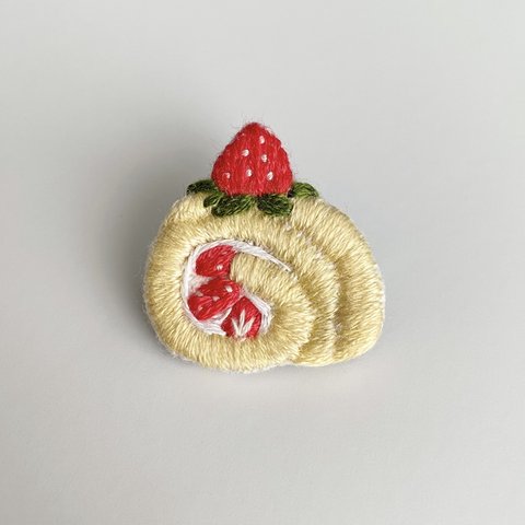 イチゴロールケーキ 手刺繍ブローチ