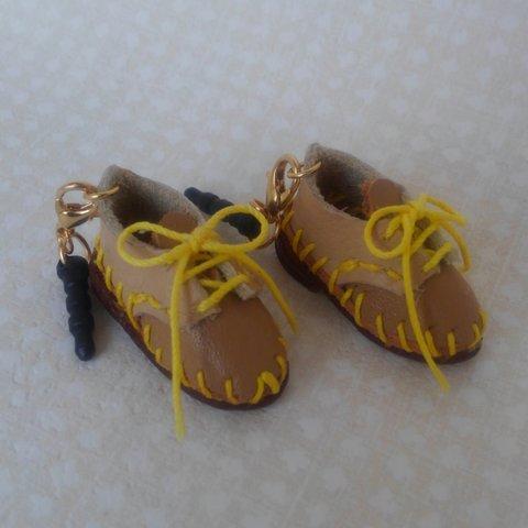 革製の靴のスマホピアス（茶と薄茶）（中型）
