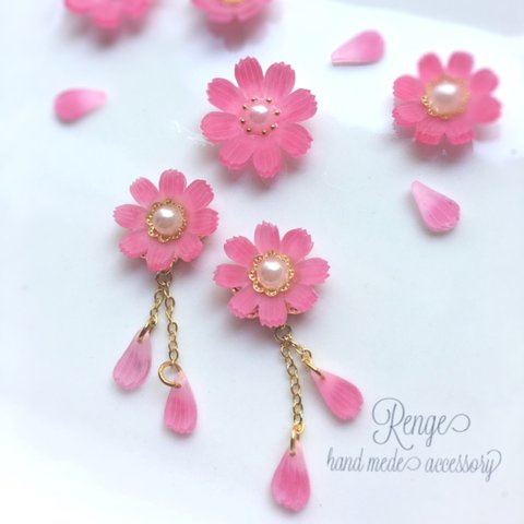 花びら揺れる秋桜ピアス＆イヤリング（プラバン）サーモンピンク