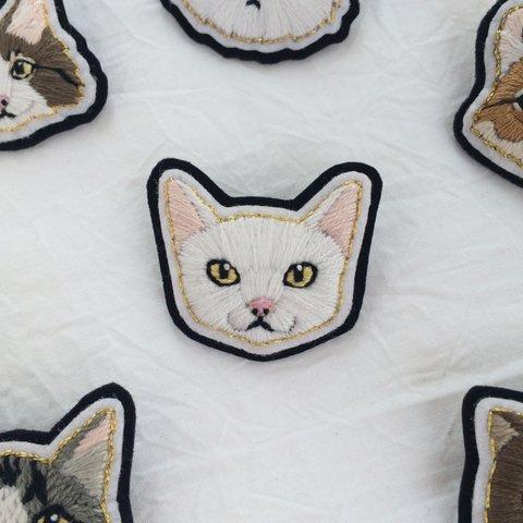 猫の手刺繍ブローチ #2シロネコ