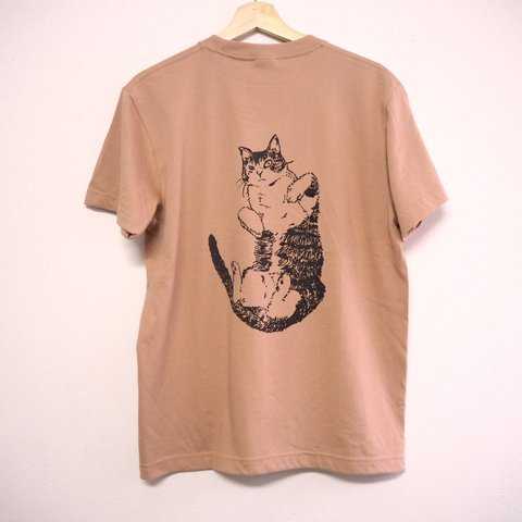 猫のTシャツ　バックプリント　コーラルベージュ