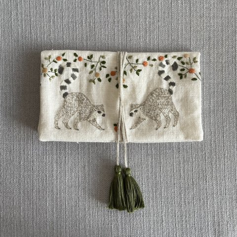 【ワオキツネザル】手刺繍　タッセルポーチ