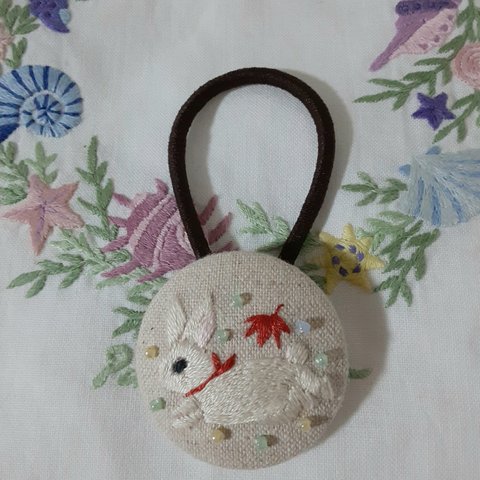 うさぎともみじ🐇🍁の刺繍ヘアゴム(くるみボタン、ビーズ刺繍)