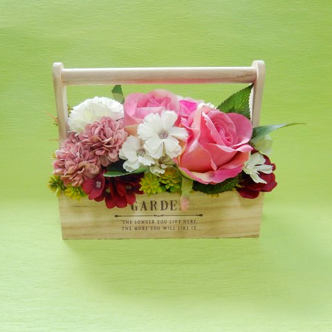 値下げ★〈造花〉花を持ち運ぶ♪バラ入りピンクと白の造花アレンジメント