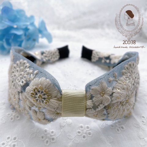 白いお花インド刺繍の爽やかガーリーカチューシャ（ライトブルー）