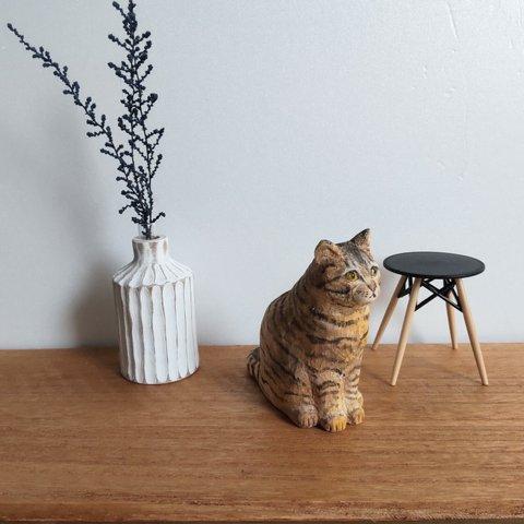 猫の彫刻ーお座り猫(キジトラ)