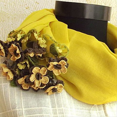 立体刺繍の花つき　コットンストール　マスタード