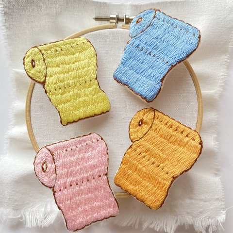 カラフルトイレットペーパーの刺繍ブローチ