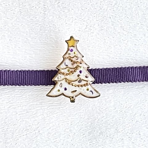 紫の飾りのクリスマスツリーに帯留　0456
