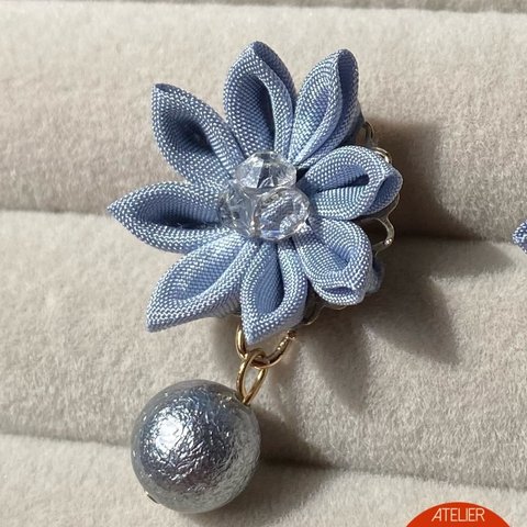 つまみ細工 煌めく正絹のピアス「Blue-gray ブルーグレー」 