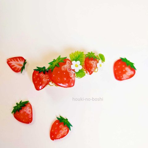 【再販】いちご　畑　バレッタ（ヘアクリップへの変更可）　/ 苺　ストロベリー　赤　フルーツ　春