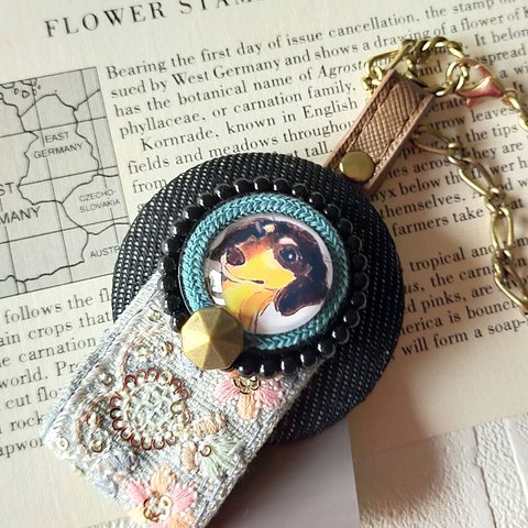 インド刺繍×デニム.*･ﾟ　.ﾟ･*. ミニチュアダックス バッグチャーム アンティーク キーホルダー  インド刺繍リボン レザー 犬モチーフ