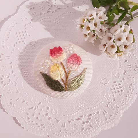 チューリップの刺繍ブローチ/ヘアゴム(白)