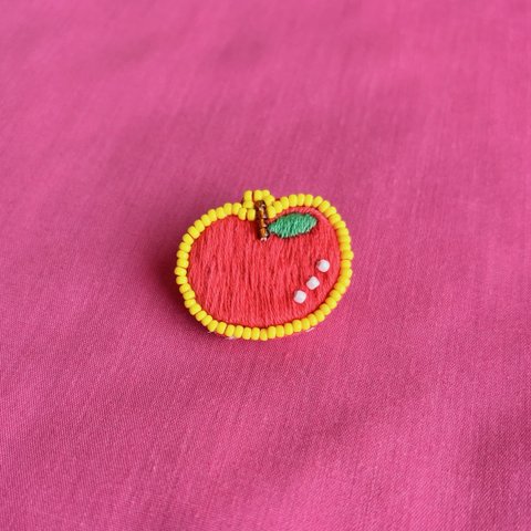 りんごの刺繍ブローチ🍎