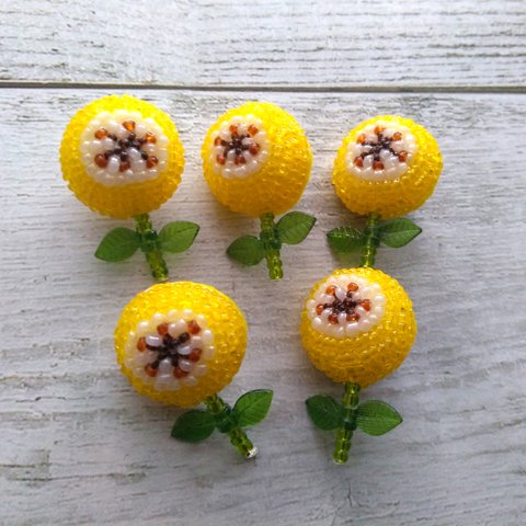 ビーズ　北欧っぽいまんまるお花のピンバッチ　黄色　