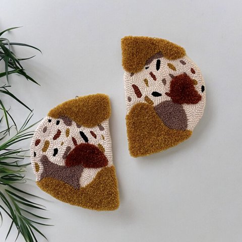 刺繍タペストリー　brown