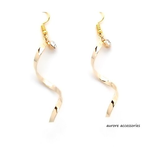 long pierced earrings　ロング  螺旋　ウェーブ　シンプル　上品　ゴールド