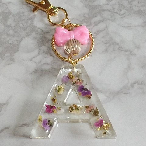 レジン　ハンドメイド　アルファベット　キーホルダー　チャーム　「A」　アリッサム