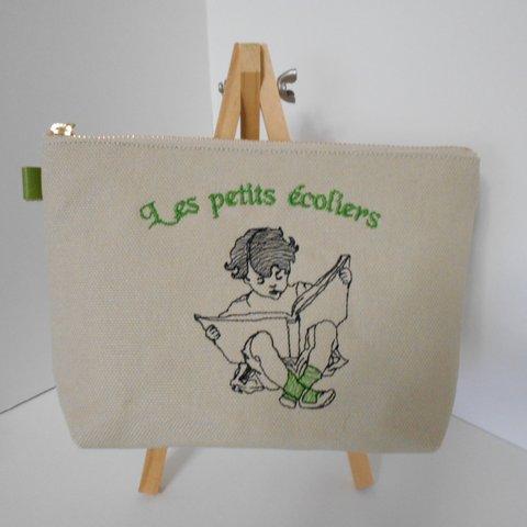 本を読むフランスの男の子刺繍の帆布のポーチ　グリーン１６㎝１８㎝２０㎝