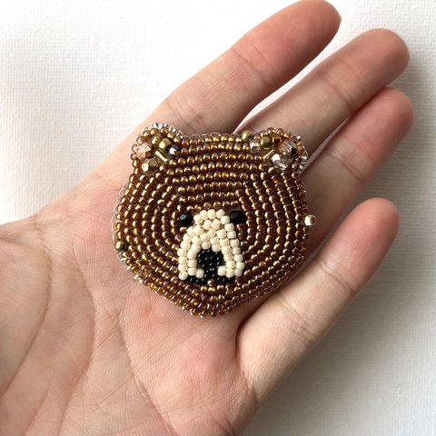 くまのブローチ　ビーズ刺繍