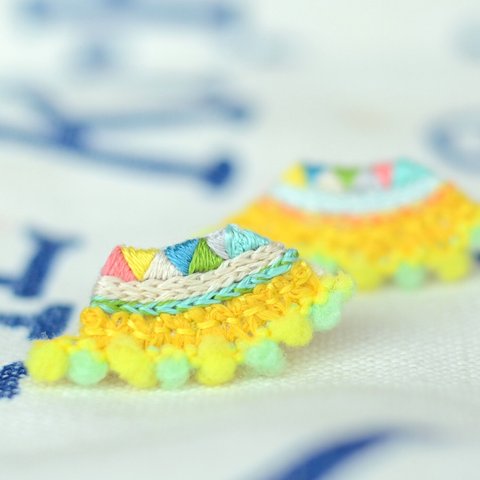 ぽんぽんスカートの刺繍耳飾り