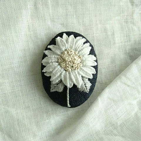 《受注製作》刺繍ブローチ white sun flower